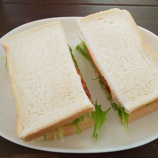 鶏ハムと野菜のサンドウィッチ